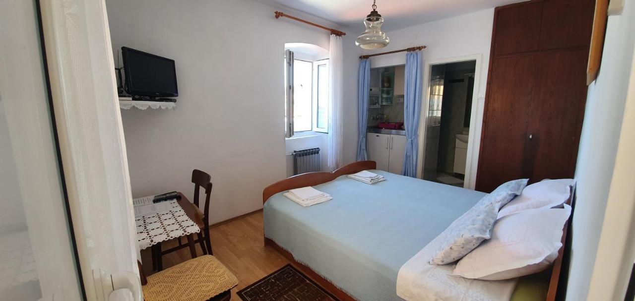 Apartments Juric - 1 A Studio Apartment With A View Hvar Town Esterno foto