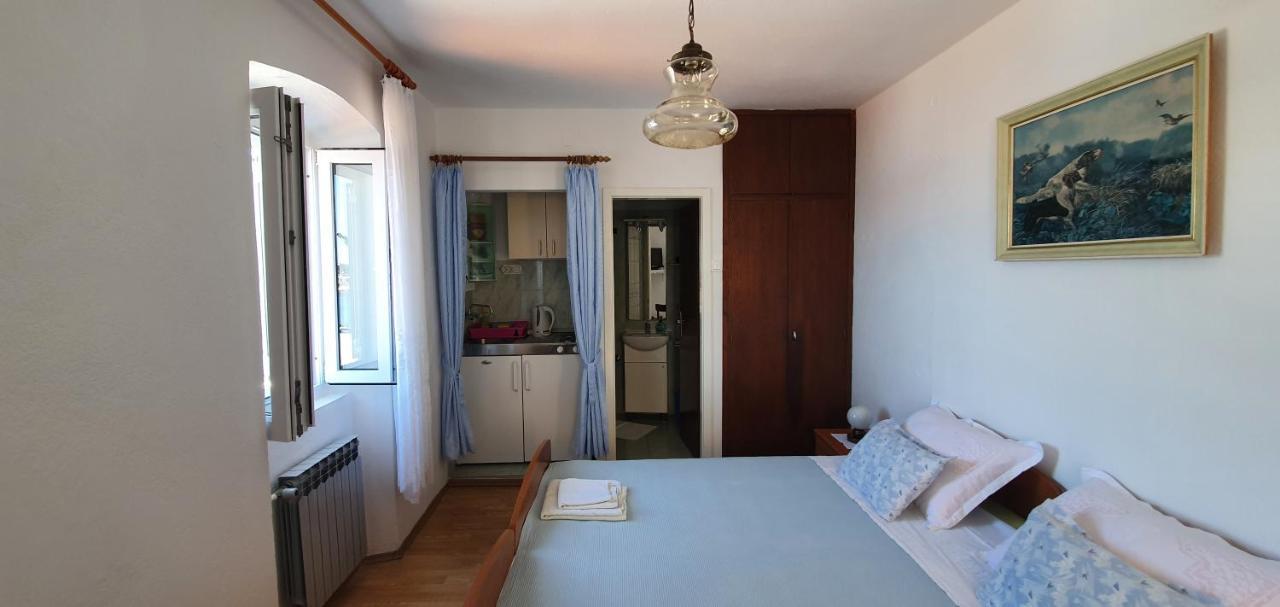 Apartments Juric - 1 A Studio Apartment With A View Hvar Town Esterno foto